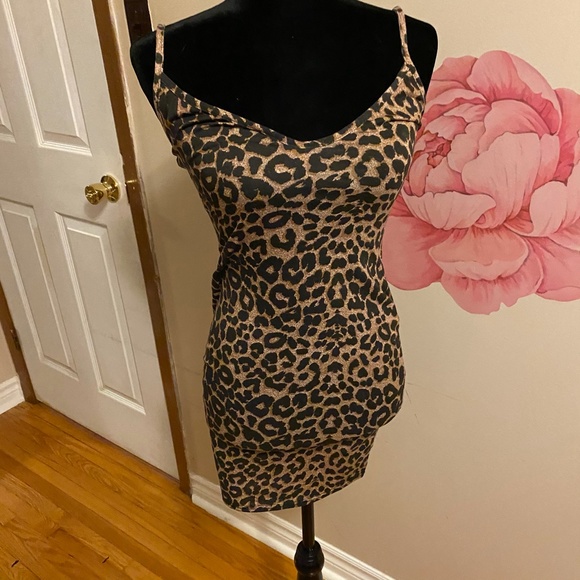 Prettylittlething Leopard print body con dress - Picture 6 of 8